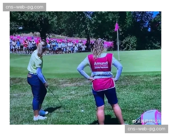 特写:在高尔夫球员锦标赛第17洞著名的岛果岭,多名球员开球下水