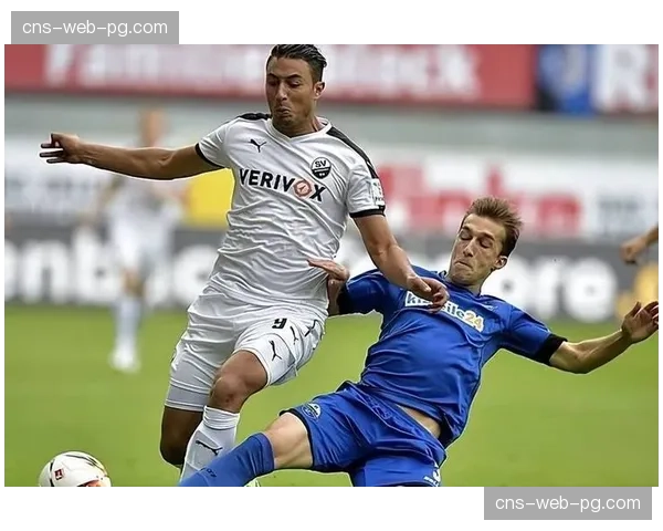 现场镜头捕捉到弗赖堡教练组使用平板电脑实时查看球队射门数据面板 现场镜头捕捉到弗赖堡教练组使用平板电脑实时查看球队射门数据面板