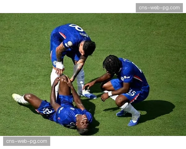 红牌!切尔西队长里斯-詹姆斯两黄变一红被罚下场 红牌!切尔西队长里斯-詹姆斯两黄变一红被罚下场