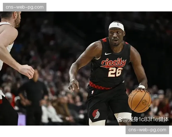 特写:终场前0.8秒,开拓者新秀关键罚球不中,替补席众将掩面 特写:终场前0.8秒,开拓者新秀关键罚球不中,替补席众将掩面